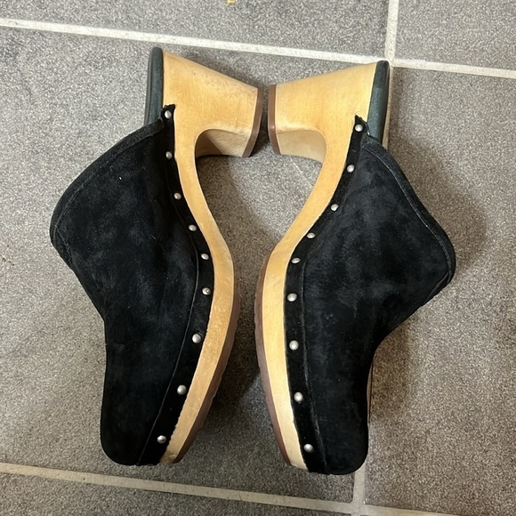 Size 9 UGG women’s Black Sherpskin Suede and Sherpa Clog Abbie - Picture 1 of 10